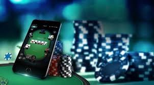 Tampilan aplikasi instan toto di layar ponsel menunjukkan meja dealer langsung, permainan slot, dan menu sportsbook